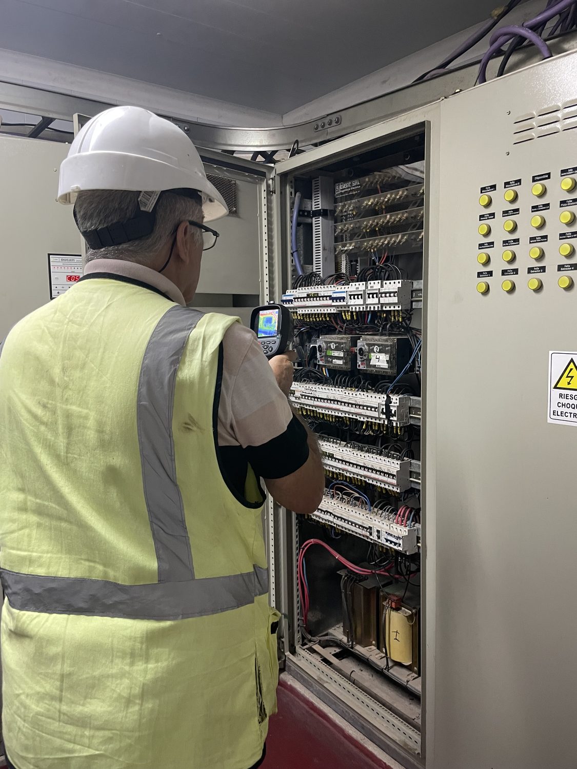 Mediciones eléctricas y termografía sobre tablero