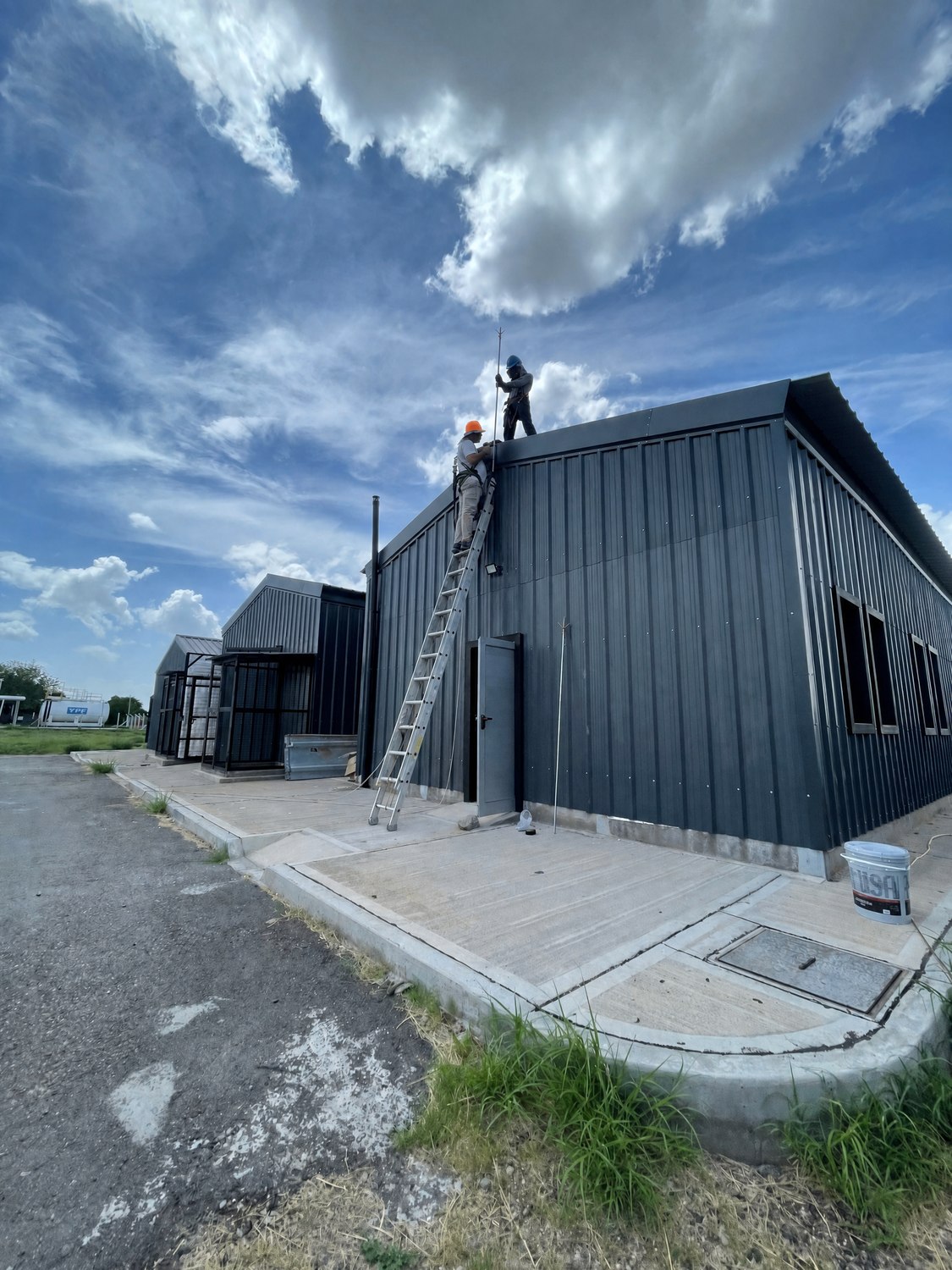 Cuadrilla de Inelmap instalando un sistema de pararrayos sobre una cubierta metálica