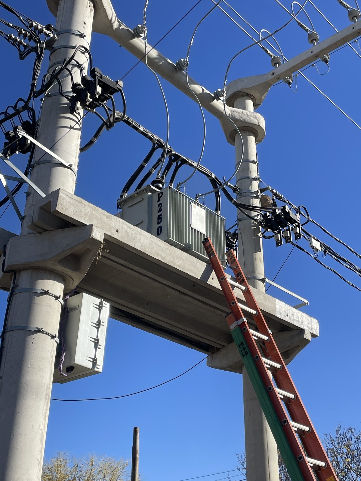 Subestación transformadora Parque Las Rosas — montaje de estructura y transformador sobre apoyos de hormigón
