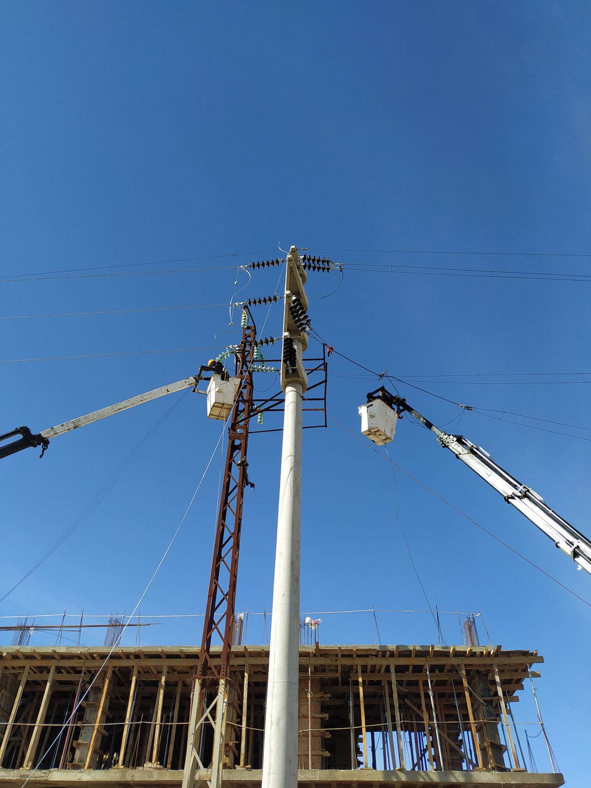 Línea de alta tensión de 66 kV con apoyos de hormigón