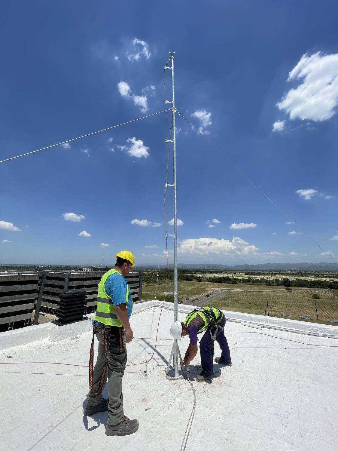 Instalación de pararrayos y protección en edificio