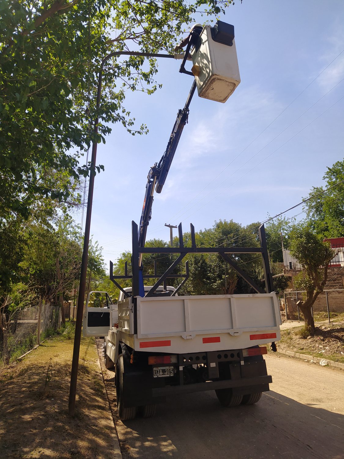 Montaje de alumbrado público LED con camión grúa